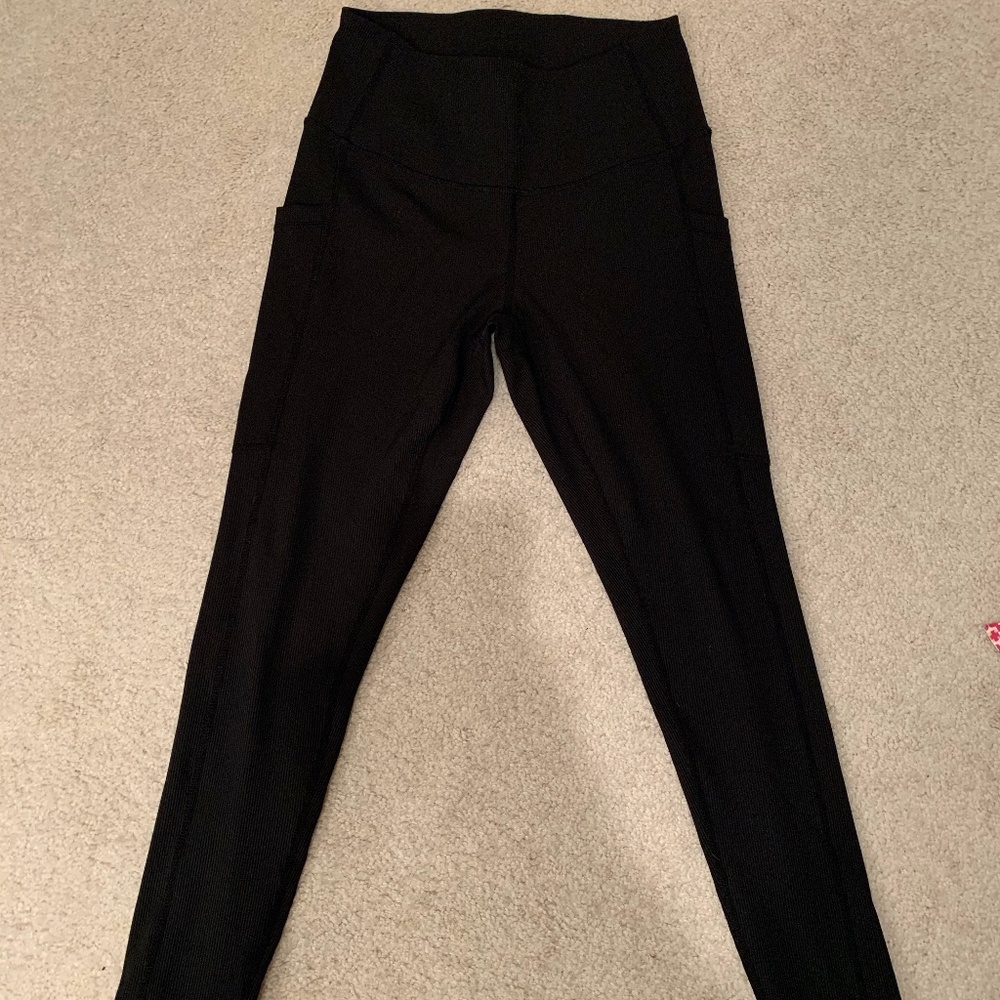 Black ribbed capri leggings